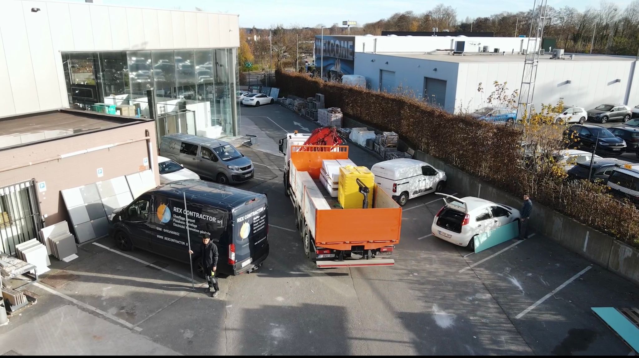 Vrachtwagenlevering en kraanverhuur